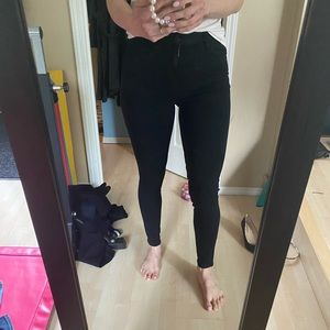 American Eagle Next Level High Waisted Jegging in black. Size 2, regular.